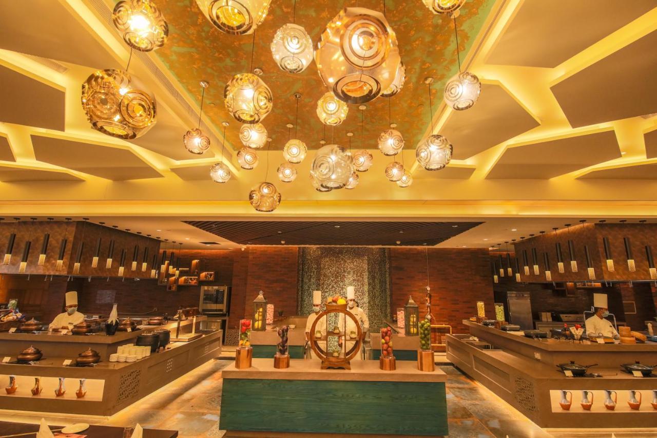 Radisson Blu Towers Kaushambi Delhi Ncr Hotel Газиабад Екстериор снимка The buffet at the hotel