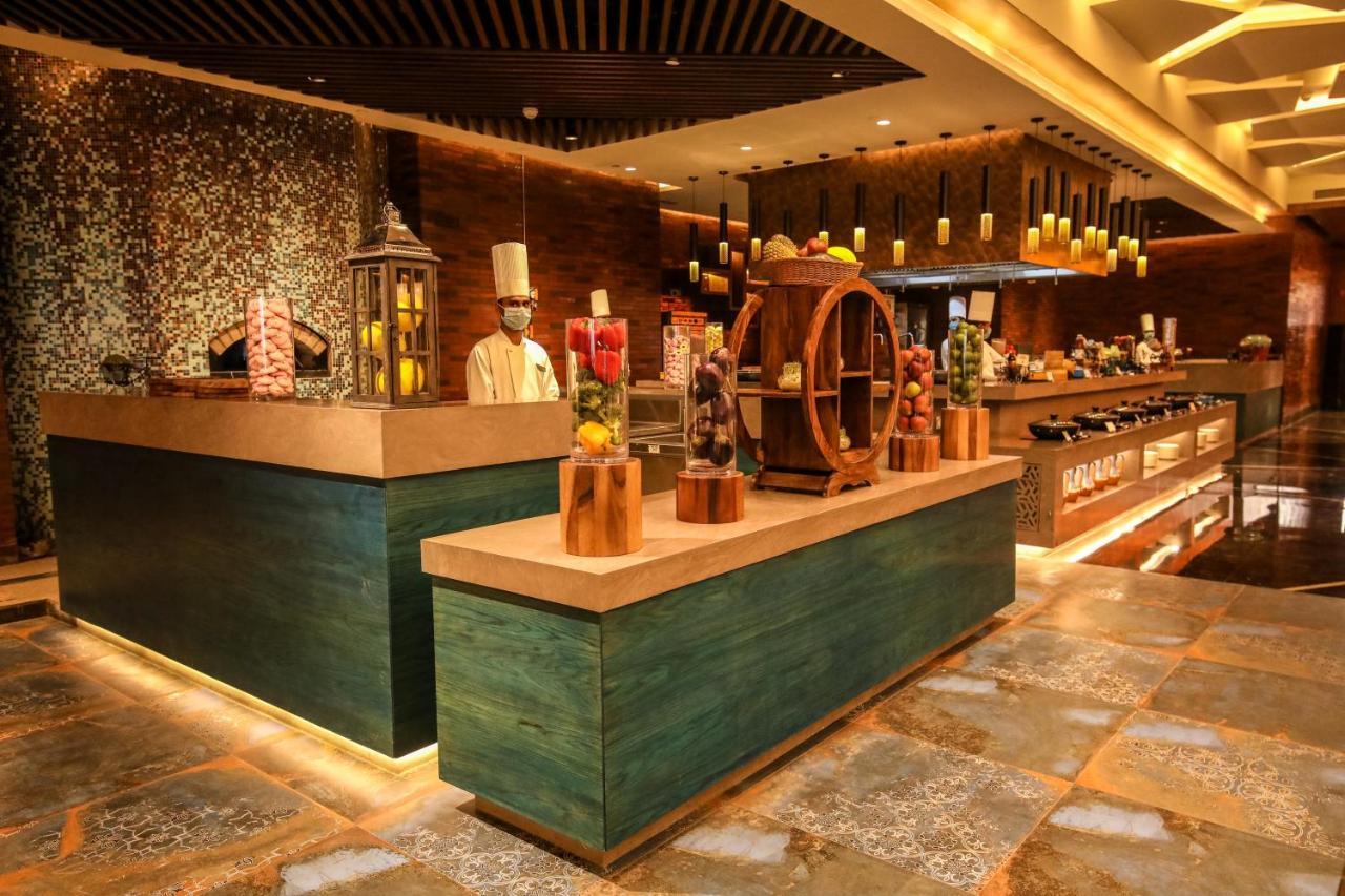 Radisson Blu Towers Kaushambi Delhi Ncr Hotel Газиабад Екстериор снимка The buffet at the restaurant