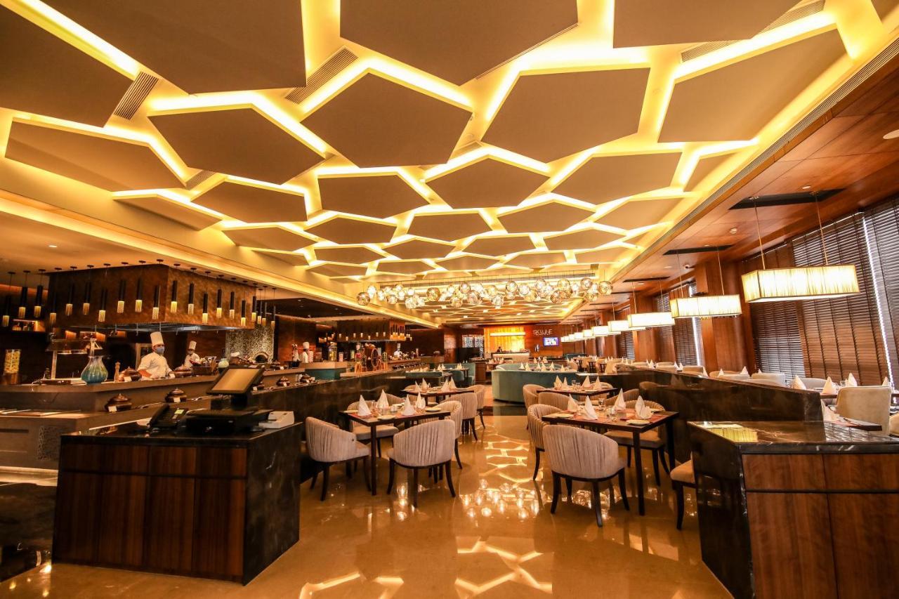 Radisson Blu Towers Kaushambi Delhi Ncr Hotel Газиабад Екстериор снимка The interior of the restaurant