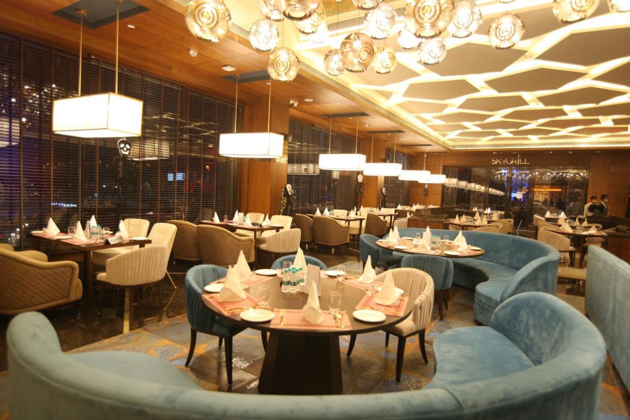 Radisson Blu Towers Kaushambi Delhi Ncr Hotel Газиабад Екстериор снимка The interior of the restaurant