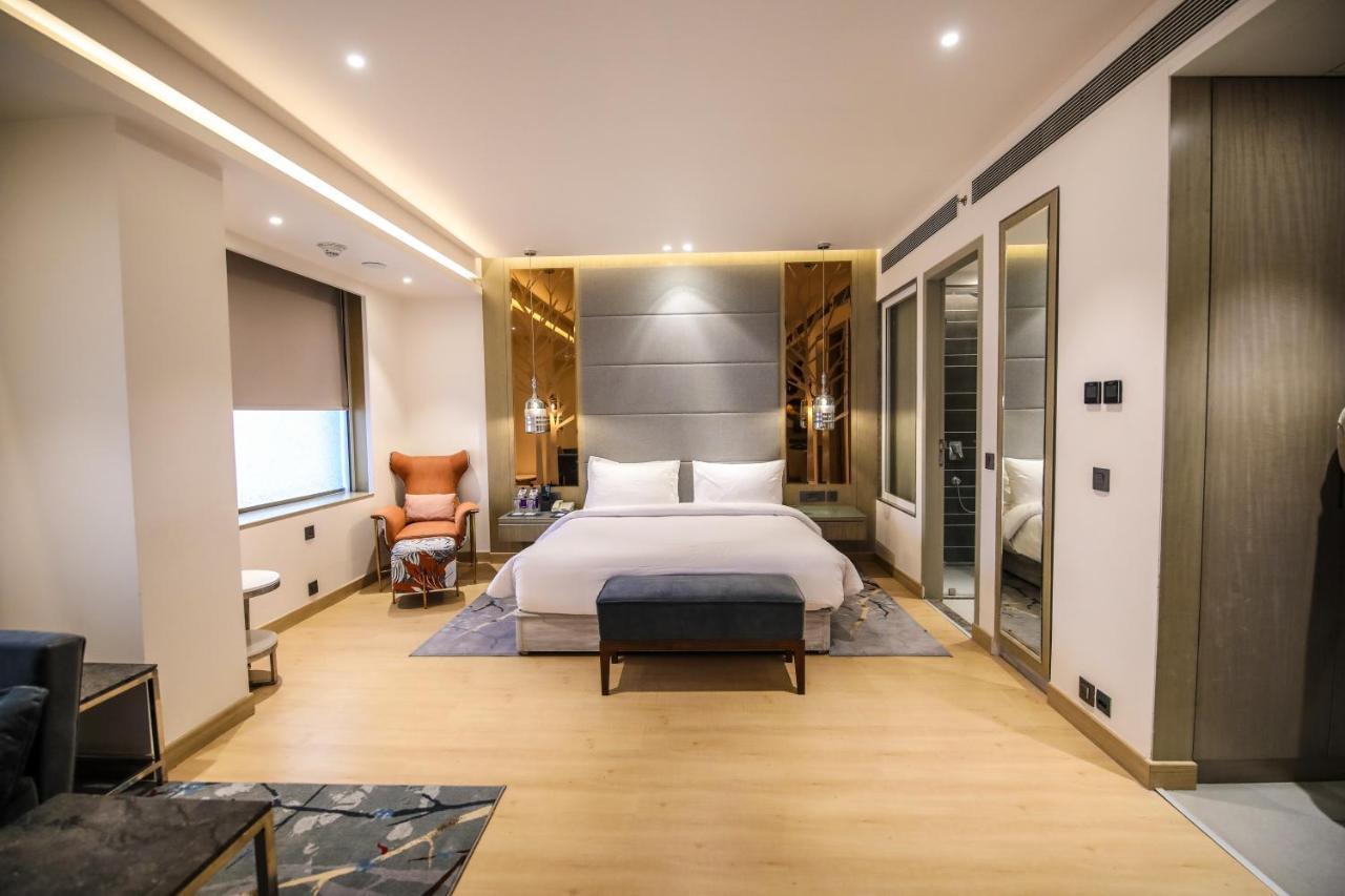 Radisson Blu Towers Kaushambi Delhi Ncr Hotel Газиабад Екстериор снимка A bedroom at the hotel