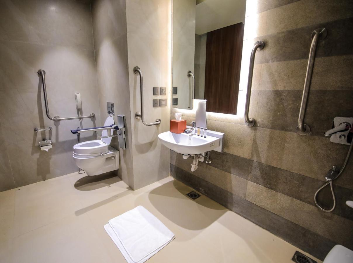 Radisson Blu Towers Kaushambi Delhi Ncr Hotel Газиабад Екстериор снимка Disabled toilet with a disabled shower