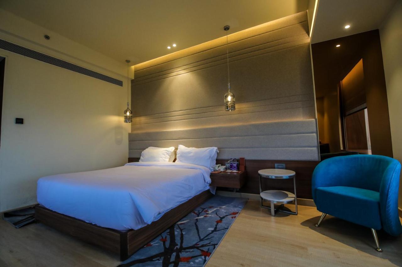 Radisson Blu Towers Kaushambi Delhi Ncr Hotel Газиабад Екстериор снимка A room at the hotel