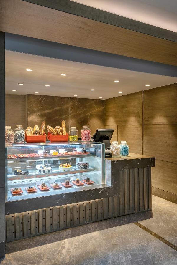 Radisson Blu Towers Kaushambi Delhi Ncr Hotel Газиабад Екстериор снимка The Pastry Shop