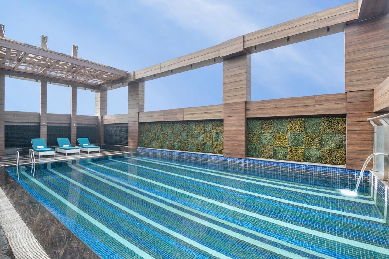 Radisson Blu Towers Kaushambi Delhi Ncr Hotel Газиабад Екстериор снимка Rooftop pool