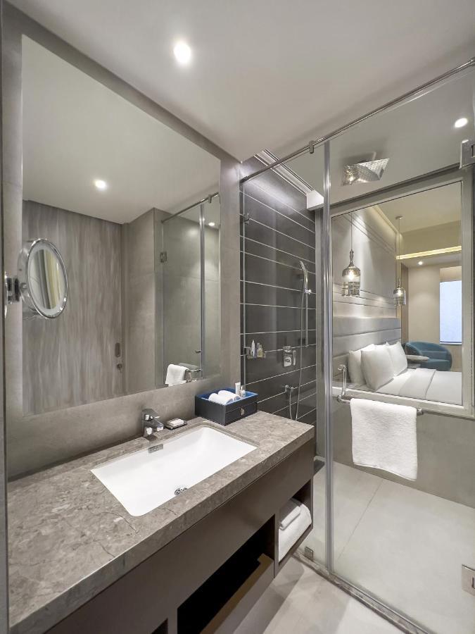 Radisson Blu Towers Kaushambi Delhi Ncr Hotel Газиабад Екстериор снимка Bathroom