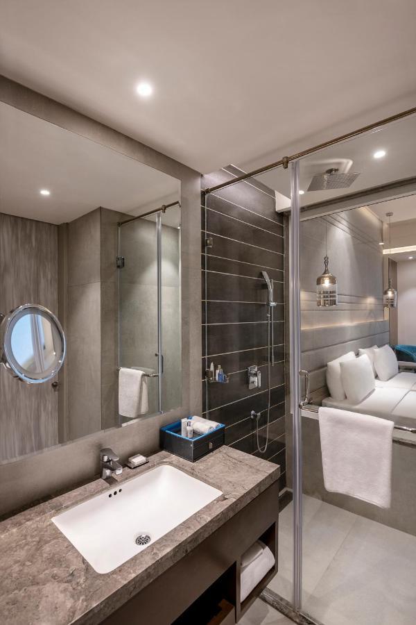Radisson Blu Towers Kaushambi Delhi Ncr Hotel Газиабад Екстериор снимка A bathroom on board