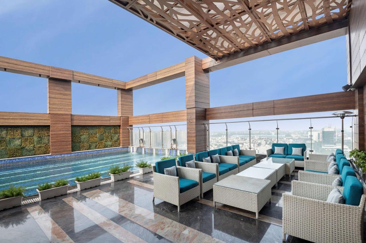 Radisson Blu Towers Kaushambi Delhi Ncr Hotel Газиабад Екстериор снимка The Sky Bar