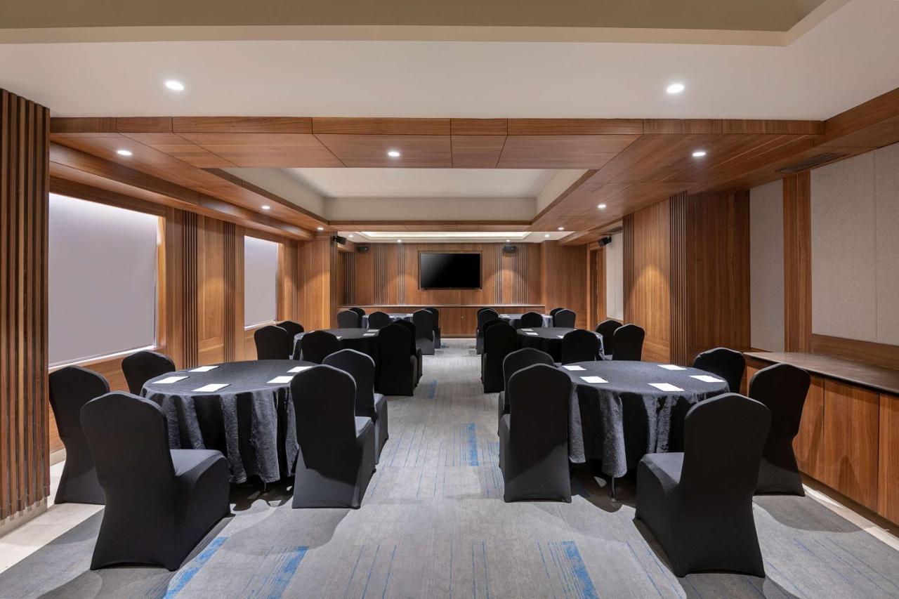 Radisson Blu Towers Kaushambi Delhi Ncr Hotel Газиабад Екстериор снимка Meeting room at the hotel