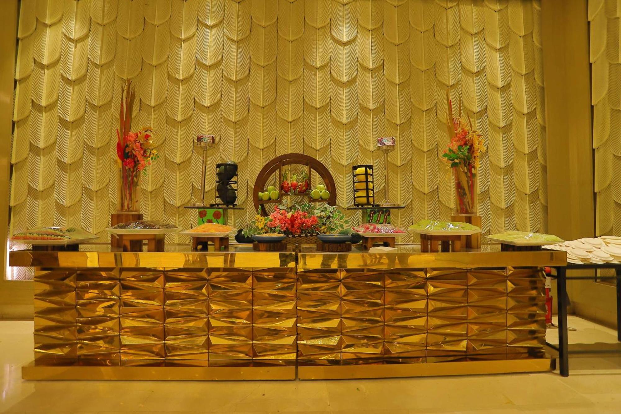 Radisson Blu Towers Kaushambi Delhi Ncr Hotel Газиабад Екстериор снимка A Buddhist altar