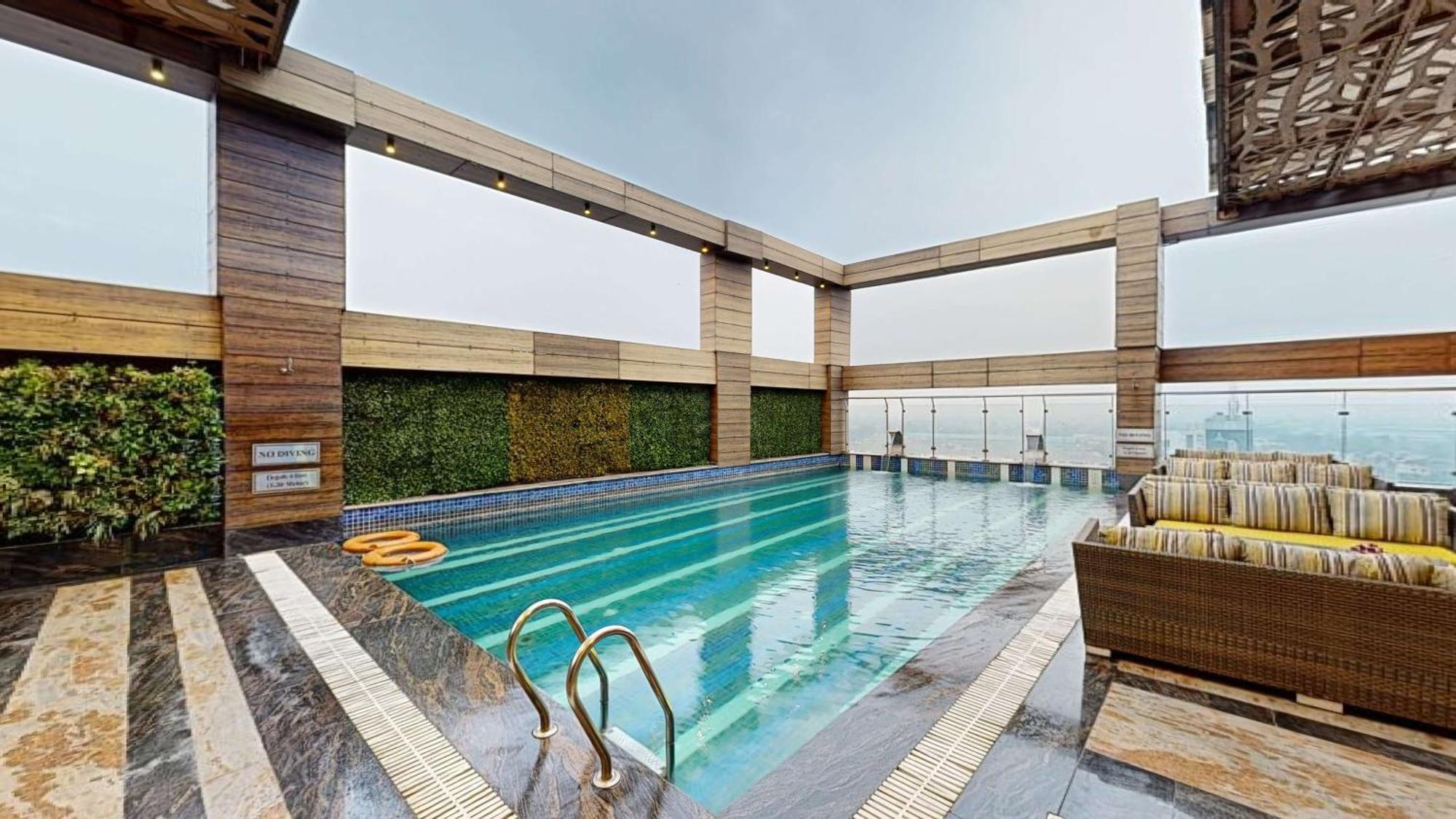 Radisson Blu Towers Kaushambi Delhi Ncr Hotel Газиабад Екстериор снимка The swimming pool at the hotel