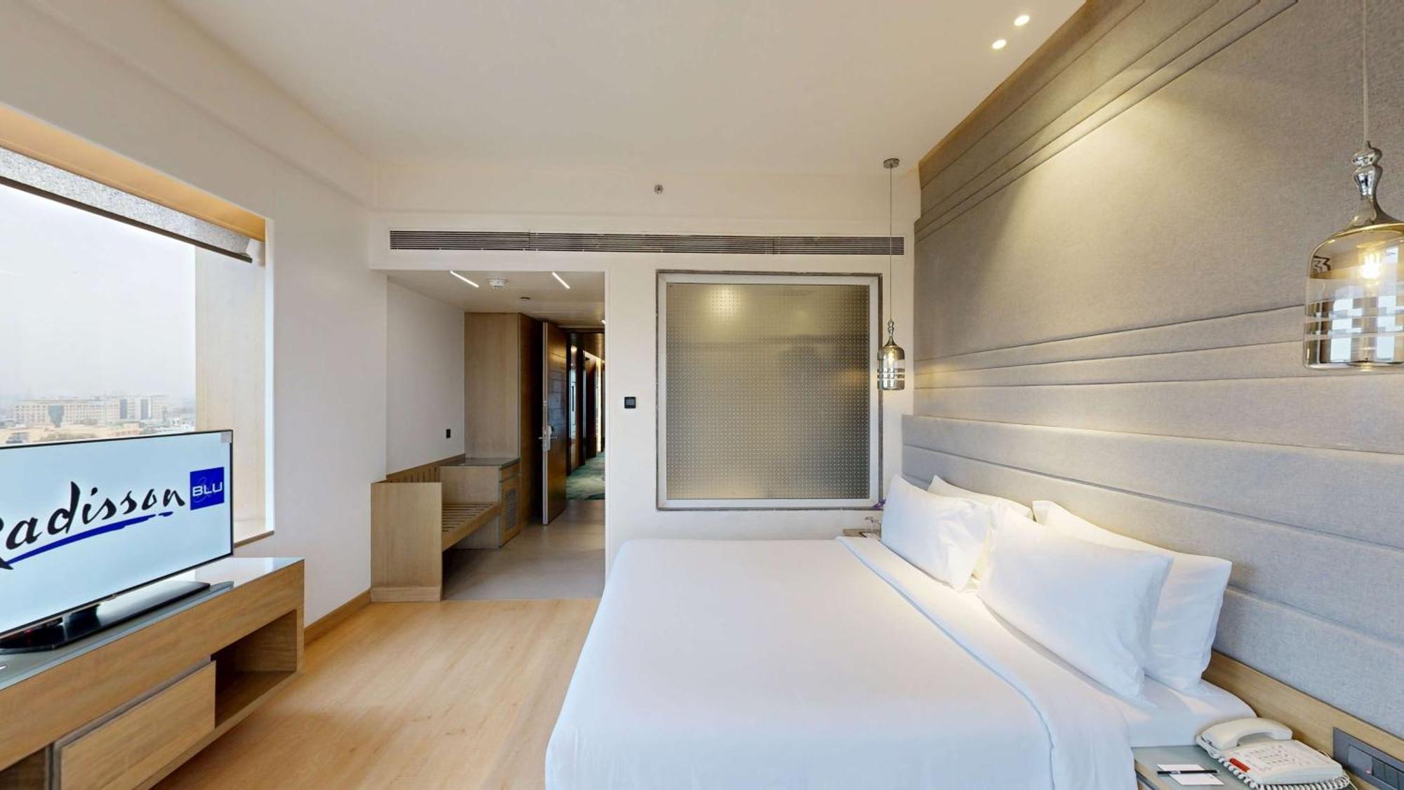 Radisson Blu Towers Kaushambi Delhi Ncr Hotel Газиабад Екстериор снимка Deluxe Room