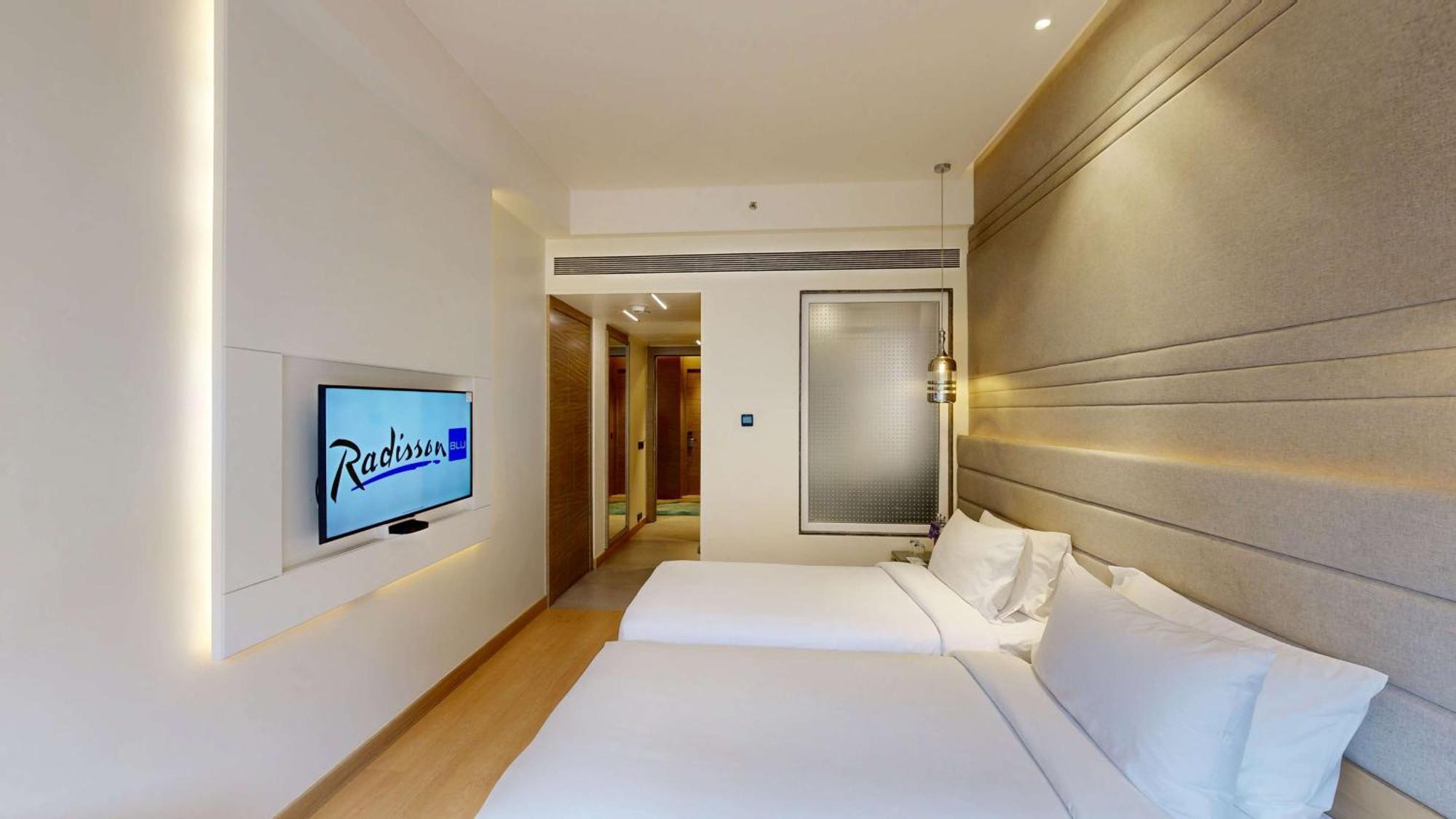 Radisson Blu Towers Kaushambi Delhi Ncr Hotel Газиабад Екстериор снимка A room at Radisson Blu Hotel, Hyderabad