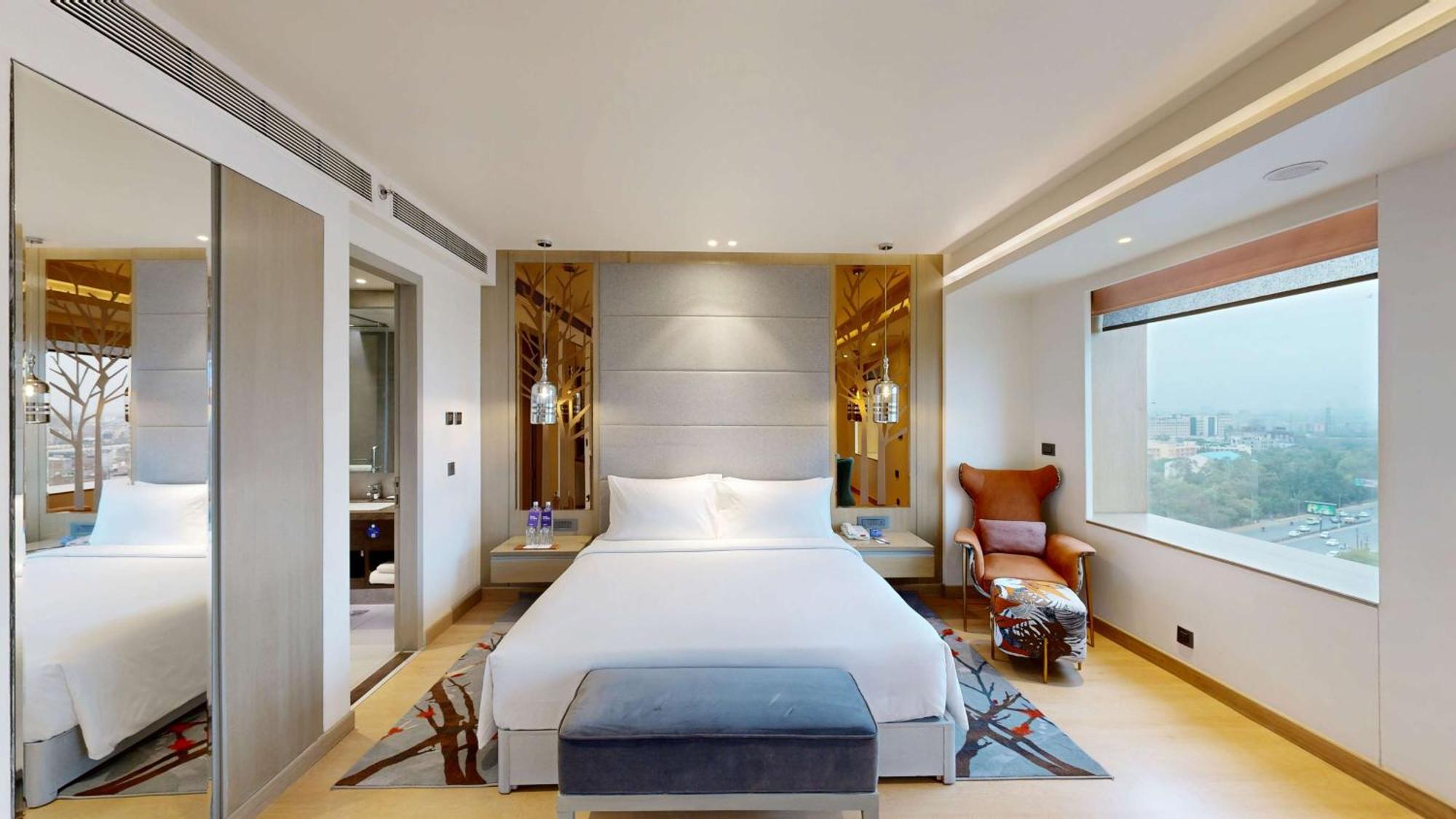 Radisson Blu Towers Kaushambi Delhi Ncr Hotel Газиабад Екстериор снимка A bedroom at the hotel