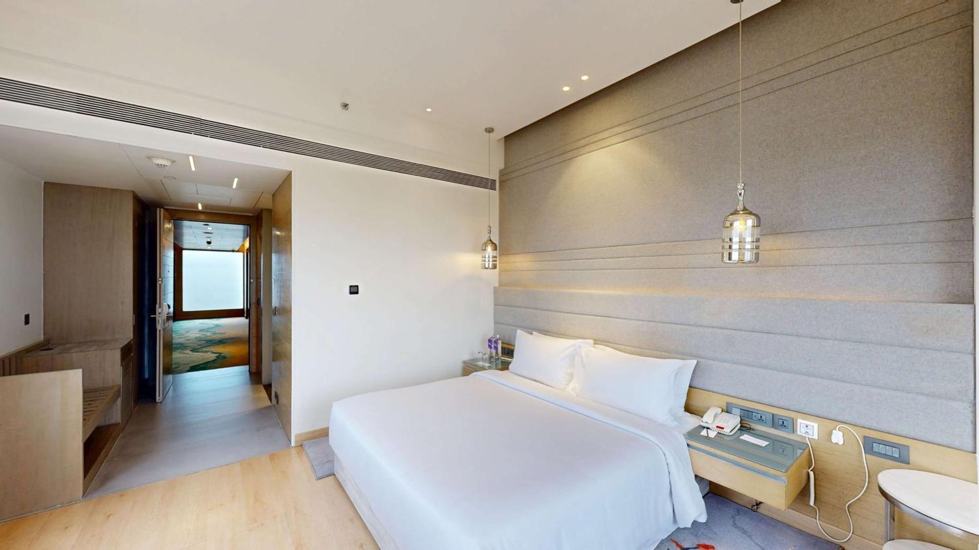 Radisson Blu Towers Kaushambi Delhi Ncr Hotel Газиабад Екстериор снимка A bedroom at the hotel