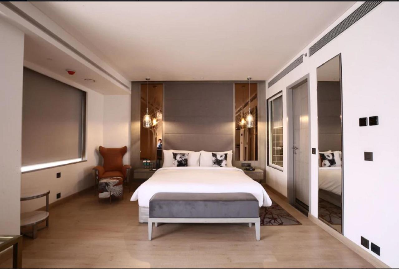 Radisson Blu Towers Kaushambi Delhi Ncr Hotel Газиабад Екстериор снимка A bedroom at the hotel